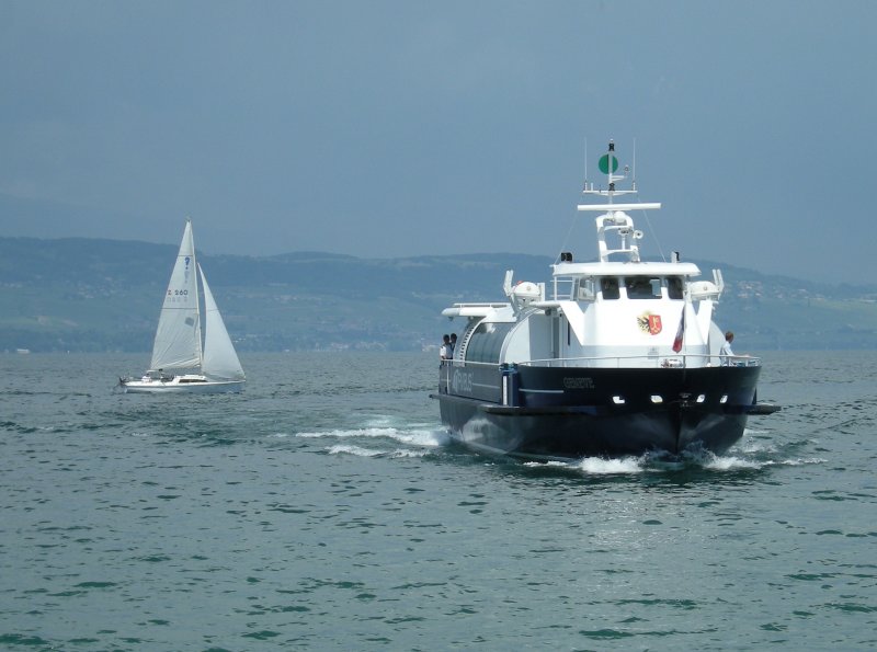 NAVIBUS der CGN: mit 50 km/h ber den See zu schippern hat nichts mehr mit einer gemtlichen Schiffsreise zu tun - da werden selbst die 12 Minuten zwischen Nyon (CH) und Yvoire (F) zu einer langen Tortour...
Juni 2008