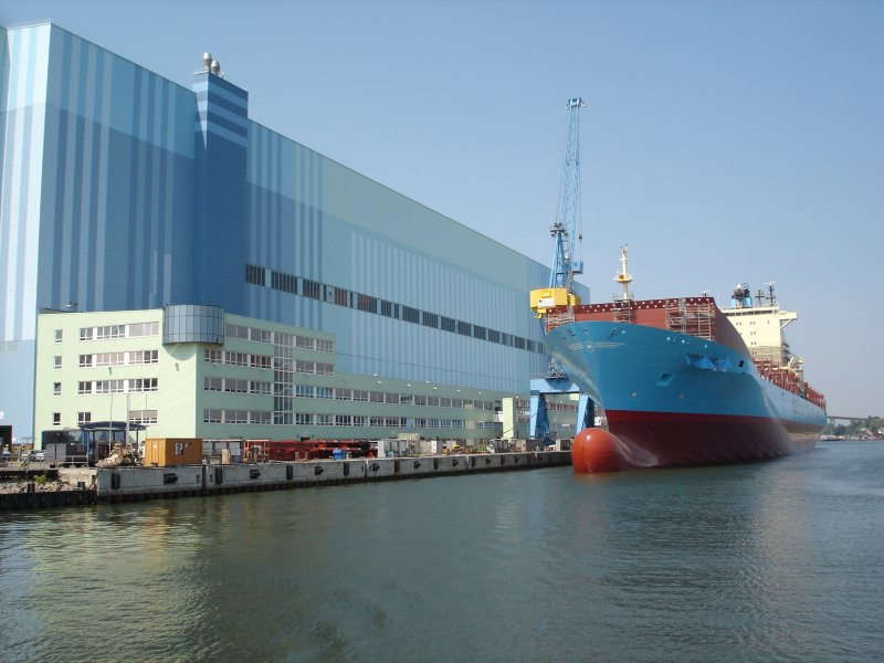 Neubau Containerschnellschiff,daneben die Volkswerft in Stralsund
aufgenommen im Juli 2006 