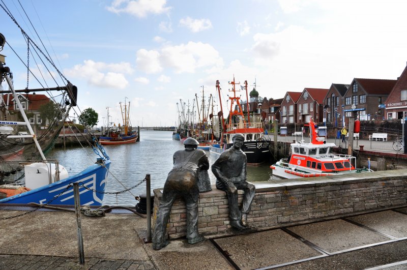 Neuharlingersiel - Ausblick auf den kleinen Hafen.Aufnahme im Juni 2009