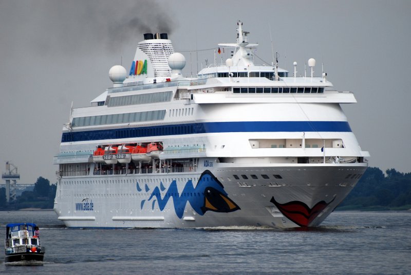 Nimm mich mit Kapitän auf die Reise... da möcht man doch glatt mitfahren die AIDAcara Flagge:Italien Heimathafen:Genua Länge:193Meter Tonnage:38.557BRZ Geschwindigkeit:20Knoten Besatzung:369 Passagiere:1266 Kabinenanzahl:590 Bauwerft:Kvaerner Masa,Turku,Finnland Indienststellung:1996,Umbau 2005 beim auslaufen aus dem Hamburger Hafen am 14.06.09