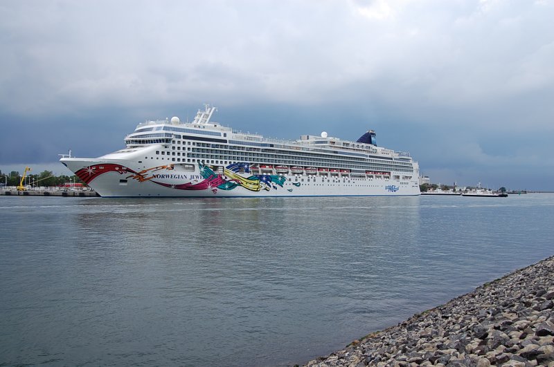 Noch so'n Koloss, die Norwegian Jewel. Sie besuchte den Rostocker Hafen Warnemnde am 24.07.09, allerdings bei schnstem Scheetwetter. Mit 294,13m war sie das grte Schiff in den beiden Wochen, welches in diesem Hafen vor Anker lag.