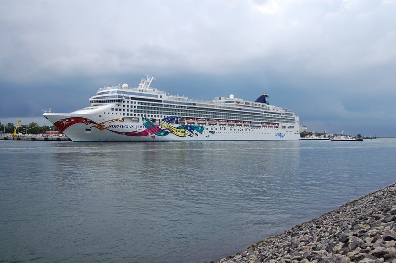 Noch so'n Koloss, die Norwegian Jewel. Sie besuchte den Rostocker Hafen Warnemnde am 24.07.09, allerdings bei schnstem Scheetwetter. Mit 294,13m war sie das grte Schiff in den beiden Wochen, welches in diesem Hafen vor Anker lag.