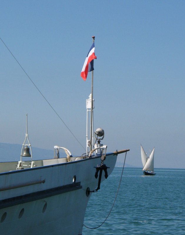 Nostalgisches auf dem Genfersee: Eine nachgebaute Barke aus dem vorletzten Jahrhundert begegnet einem Schauffelraddampfer.
(04.08.2007)