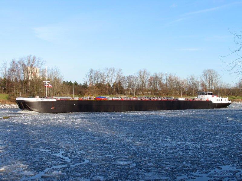 Obwohl noch mit Eisgang, ist der Schiffsverkehr auf der unteren Elbe wieder mglich; der Tanker DETTMER TANK 179, Bremen hat die Schleuse Geesthacht passiert und luft Richtung Hamburg; 20.01.2009    (von vorn)
