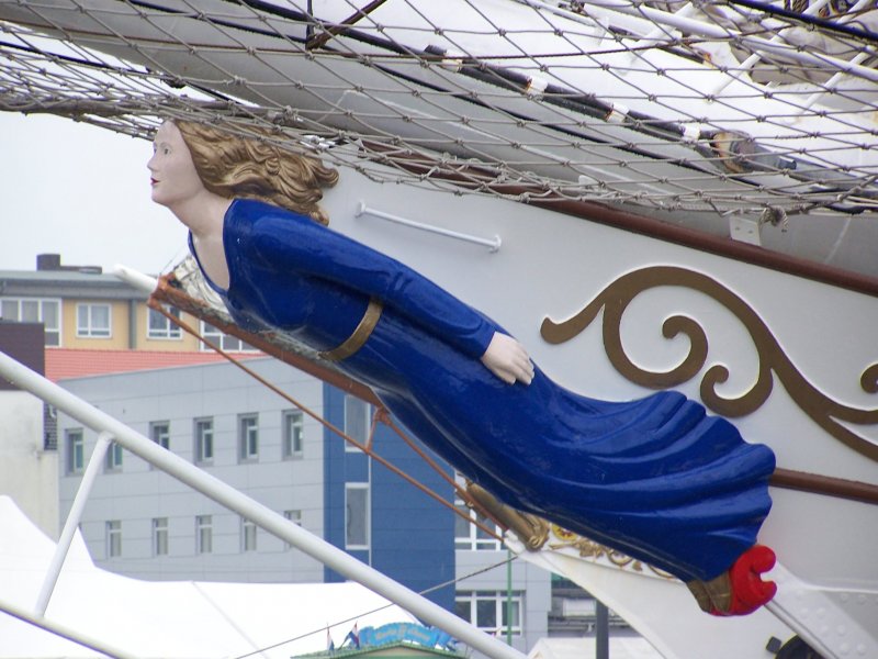 Obwohl das Vollschiff  Christian Radich  aus Norwegen, Baujahr 1937, einen Mnnernamen trgt, ziert diese hbsche Dame den Bug. Das Bild entstand am 14.08.2005 bei der Sail Bremerhaven.