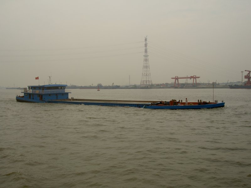 Offenes Chinesisches Schttgutbinnenschiff mit dem dort blichen Tiefgang (Seelenverkufer). Diese Schiffe fahren auch in der Mndung des Jangtse und auf dem Meer.
Mndung Huangpu am 03.06.2006.