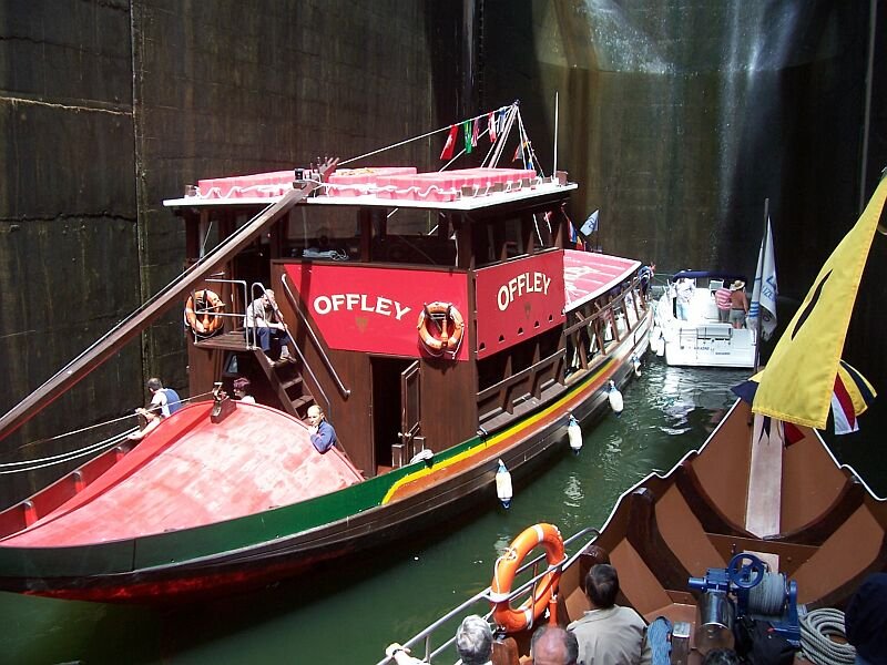  Offley , das Motorboot und der Bug unserer  Sao Telmo  beim Hochschleusen, die Stimmung war gut, auf der  Encantos do Douro  wurden auf einer Steroanlage flotte sdamerikanische Rytmen abgespielt, aufgenommen am 13.05.2006