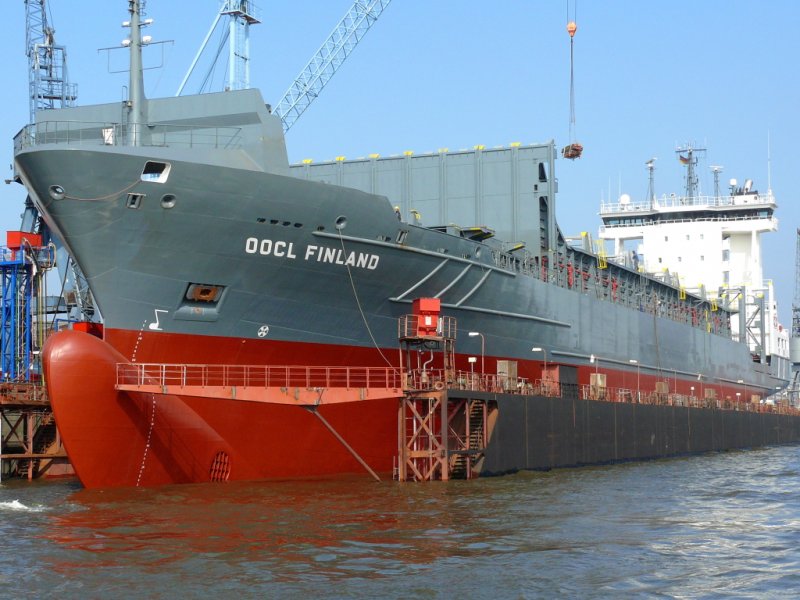  OOCL FINLAND  beim ablassen im Trockendock im Hamburger Hafen am 27.9.2008 