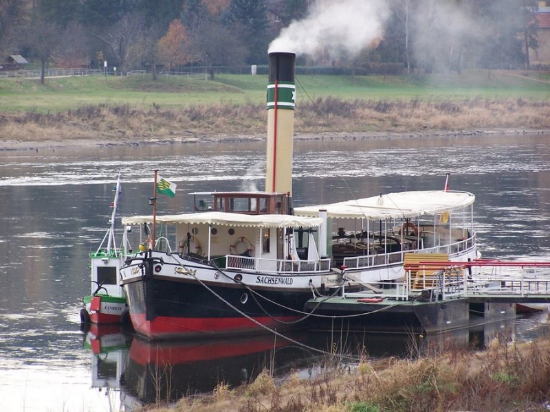 Ort: Seulitz - Anlegestelle der Fahrgastschiffahrt, Elbe-Km 93,9 / rechtes Ufer. Der Dampfer  Sachsenwald  (Lnge: 30,38 m, Breite: 5,50 m, Euronummer: 5801670, 60 Personen) fand hier, unter den Namen  Ernst Thlmann , Verwendung fr Filmaufnahmen ( Maria am Wasser ).Auf Seite liegt die Reservefhre  Einheit , aus Niederlommatzsch. Datum: 27.11.2005