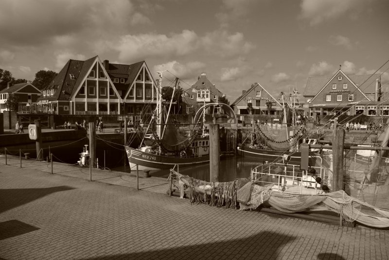 Ostfriesland in Schwarzweiss: Fischkutter am Sielhafen 