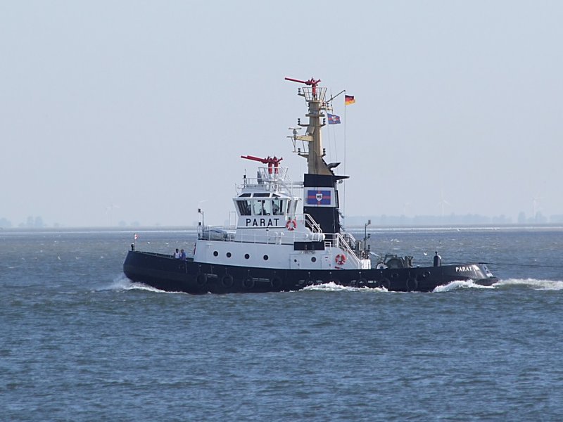 Parat_IMO-8128212;L=28;B=9 zieht pontoon “MULUS” bei Cuxhaven Elbabwrts;090827