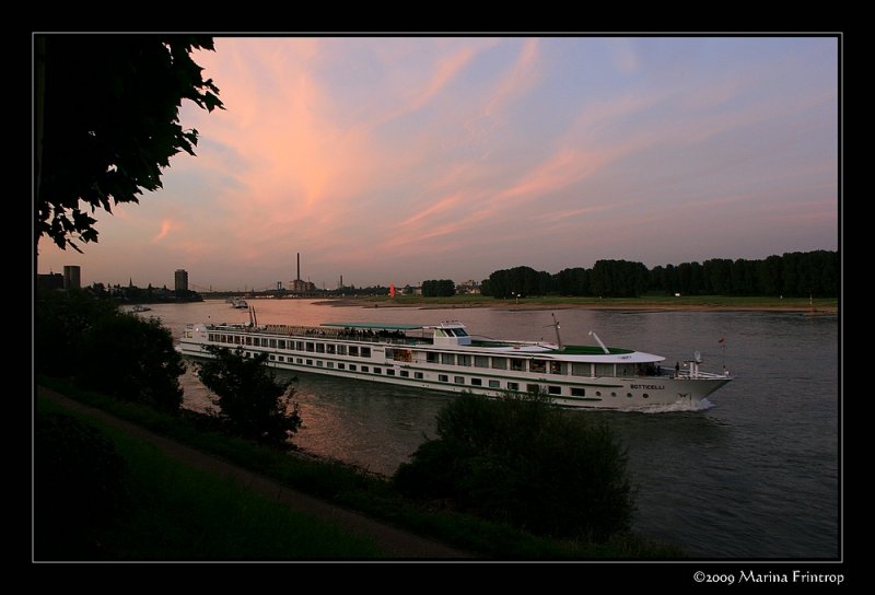 Passagierschiff  Botticelli  Europa-Nummer 01823123 auf dem Rhein bei Duisburg-Essenberg. Reederei Croisi Europe, Lnge 110 m, Breite 11 m, 152 Passagiere, 76 Kabinen.