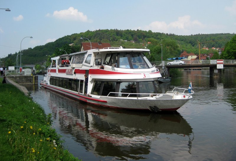 Passagierschiff  Europa  der Rehbein-Linie Kassel ist am 2.05.09 aus der Fuldaschleuse in Hann. Mnden ausgefahren und wird nun die Fulda Flussaufwerts bis Kassel fahren.