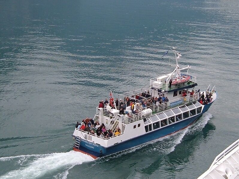 Passagierschiff  Geirangerfjord  fhrt am 20.06.2006 recht gut besetzt eine Ausflugsrunde.