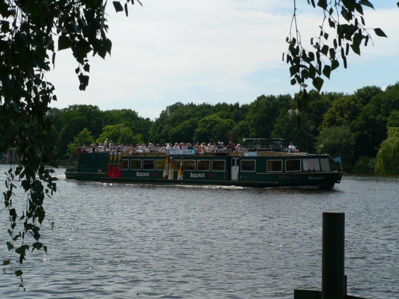 Passagierschiff Monbijou mit Vollwerbung  Berliner Pilsner  auf der Spree bei Oberschneweide. 22.6.2008