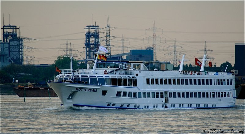 Passagierschiff  Rotterdam  (Basel/CH) Europa-Nummer 7001417, Lnge: 75,53 m, Breite: 10,42 m - gestern auf dem Rhein bei Duisburg-Walsum. Links im Hintergrund zwei Frdertrme des Bergwerks Walsum, dessen Schlieung Mitte 2008 erfolgen wird.