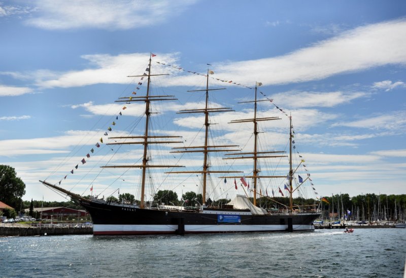  Passat  Viermast Stahlbark Lg.115m - Br.14,40m - Tg. 7,24m - Segelflche 4000 m2 - Bauj.1911 - seit 1951 Schulschiff und steht unter Denkmalschutz. Aufnahme am 01.08.09 in Travemnde.  