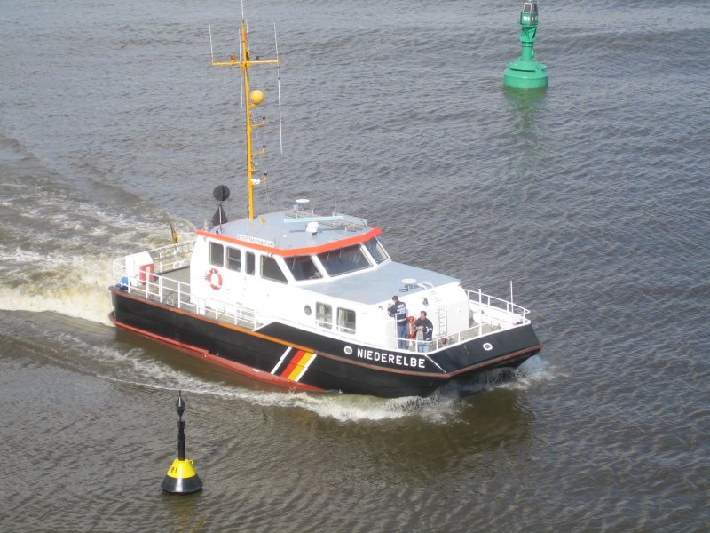 Peilschiff  NIEDERELBE  des Wasser- und Schifffahrtsamtes Hamburg, hier ein Foto aufgenommen am 25.03.2006 auf der Elbe bei der Fahrwassertonne 103. Das Schiff verfgt ber Jetantrieb 2x430 kw, Geschwindigkeit max. 37 km/h, Baujahr 1994, 16,98 m Lnge, 6,53 m Breite, Tiefgang max. 0,85 m.