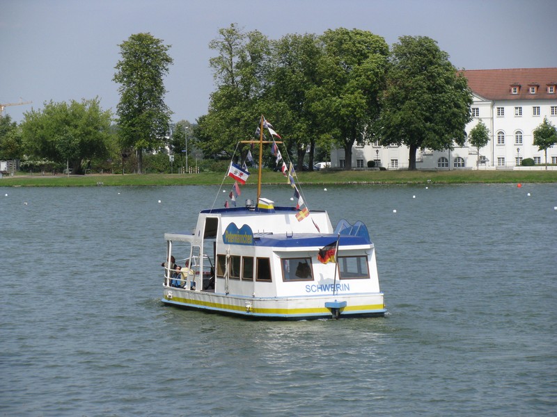 Personen-Fhre  Petermnnchen  auf dem Pfaffenteich, Schwerin 15.08.2009
