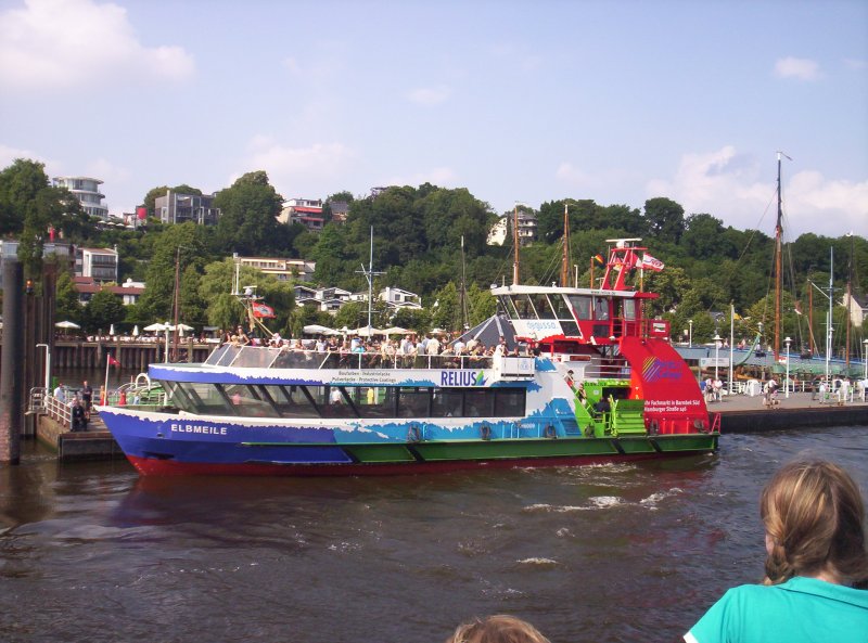 Personenfhre in Hamburg - PNV mal mit etwas anderen Verkehrsmitteln... - Sommer 2006, Anlegestelle Museumshafen Hamburg-velgnne -