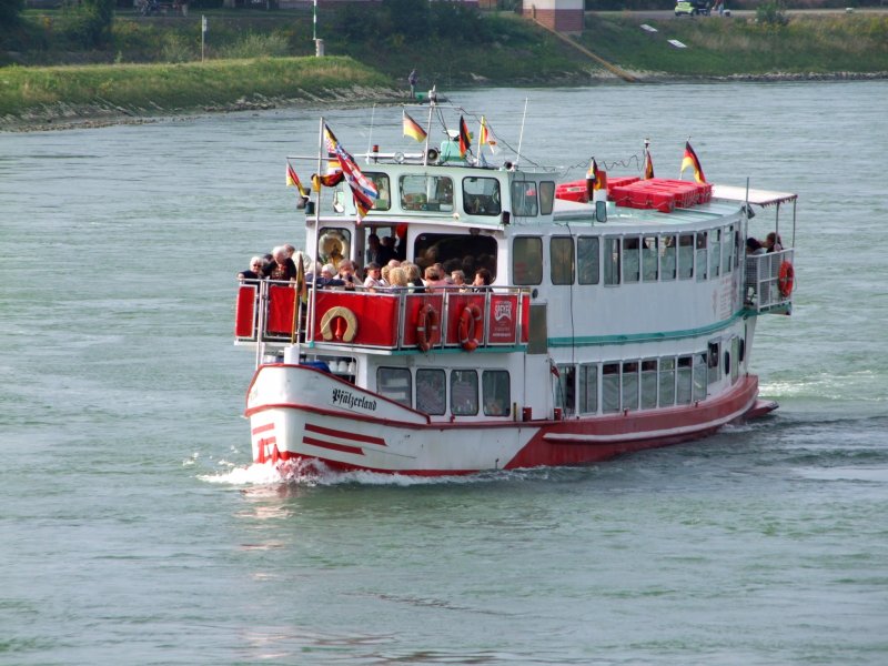 PFLZERLAND nimmt mit Fahrgsten Kurs auf die Anlegestelle in Speyer; 080828