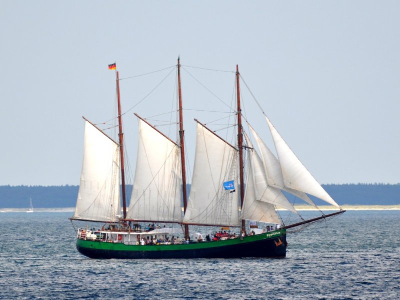  Pippilotta  -Dreimast-Gaffelschoner- Lg. 43,50m - Br.7,10m Segelflche 586 m2 - 425 PS - Heimathafen Hamburg am 07.08.09 auf der Hanse-Sail in Rostock-Warnemnde gesehen. 