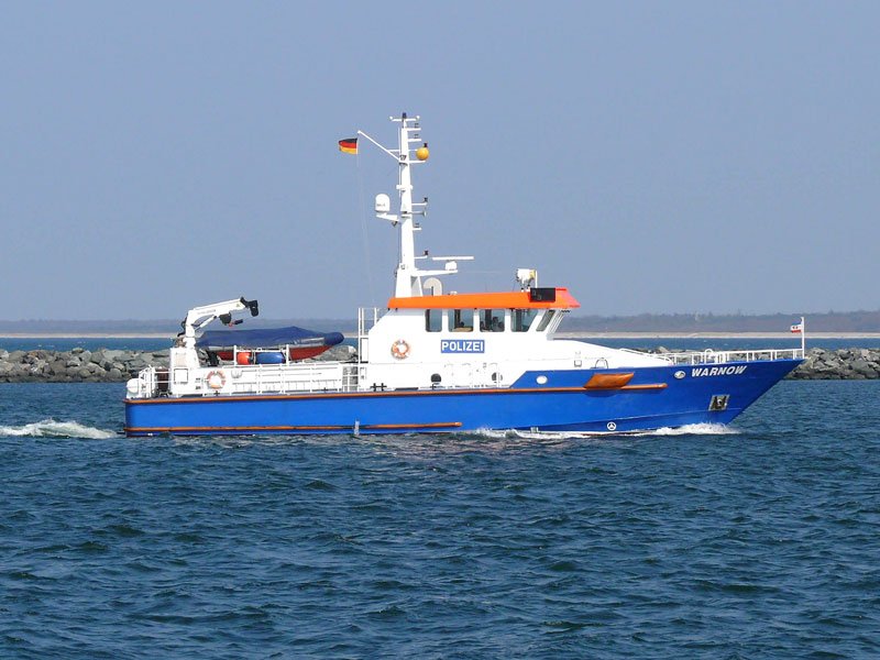 Polizeiboot WARNOW luft in Warnemnde ein; 15.04.2009
