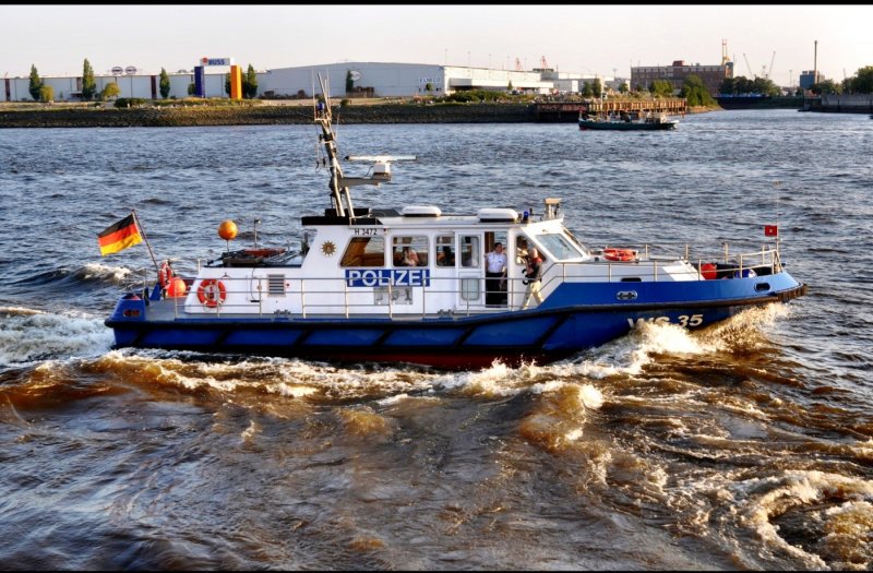 Polizeiboot WS 35 am 15.08.09 im Hamburger Hafen. Lg. 14,75m - Br.4,90m - Tg. 1,40m - 346 KW