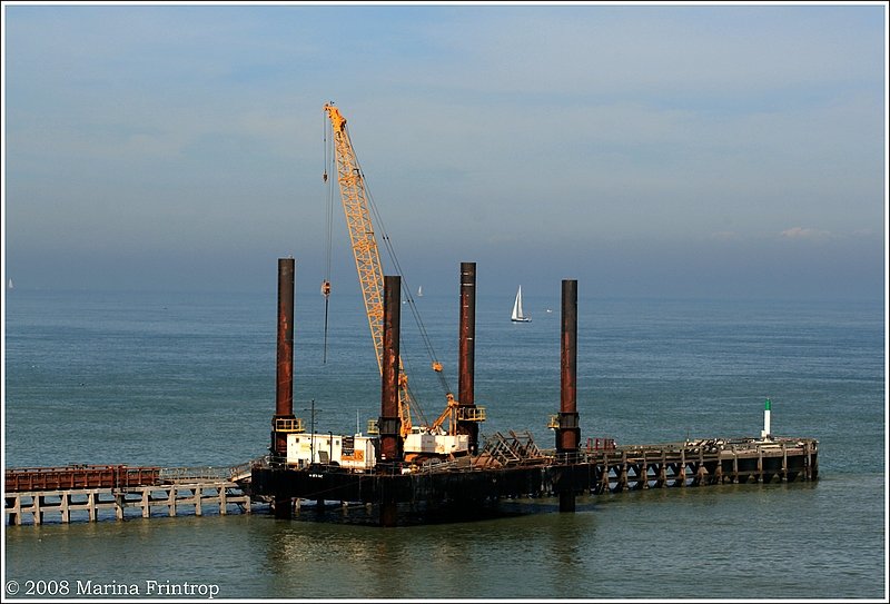 Port de Calais - Bauarbeiten im Bereich der Hafenein- bzw. -ausfahrt. Wahrscheinlich Ausbesserungsarbeiten, auf den Lageplnen kann ich jedenfalls keinen Zusammenhang mit dem Projekt  Calais Port 2015  erkennen... http://picasaweb.google.com/ccicalais/WwwCalaisport2015Com/photo?authkey=79lKab_9L_U#5220946560901087090