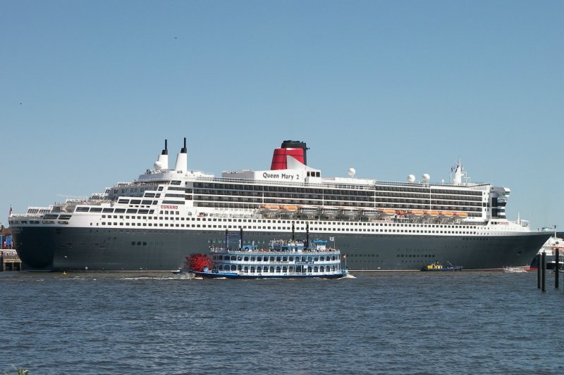 QM2 mit Ausflugsdampfer im Hamburger Hafen