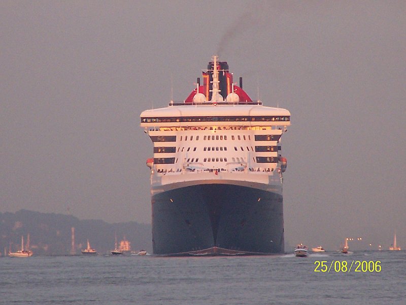  Queen Mary 2  auf der Elbe in der Abendsonne. Das Bild zeigt die Ausfahrt aus dem Hamburg Hafen bei Schulau am 25.08.06 um 19:00 Uhr.