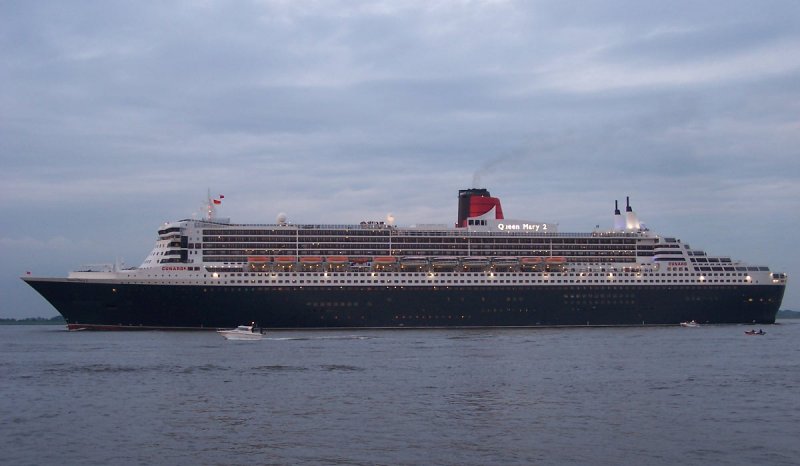  Queen Mary 2  Hier kann man die ganze Lnge von 345 m bewundern.
Z.Zt. noch das lngste Kreuzfahrtschiff der Welt. Hier passiert die  QM 2  am 25.08.06 um 19.30 auf der Elbe den Ort Grnendeich.