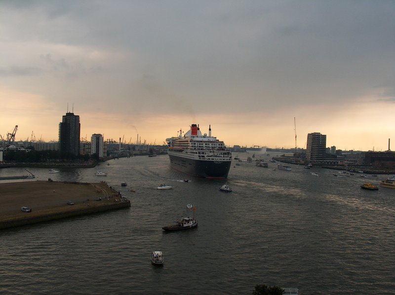 Queen Mary 2,im Hafen Rotterdam Abend 2004.
