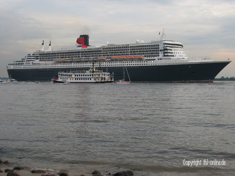 Queen Mary II am 25.08.2006 beim Auslaufen aus Hamburg, hier auf der Elbe Hhe Blankenese.