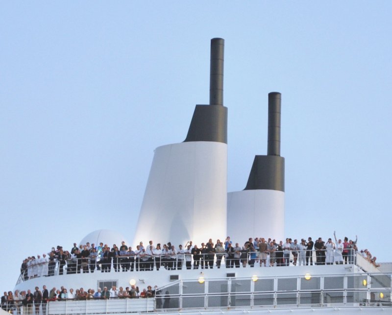 Queen Mary2 - Abschied von Hamburg am 15.08.09 um 20.50 Uhr