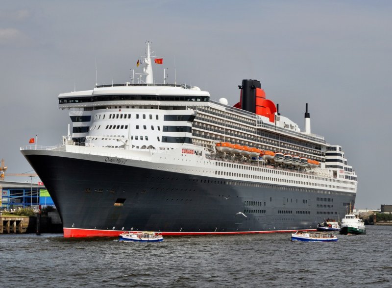  Queen Mary2  am 15.08.09 in Hamburg.Lg.345m - Hhe 72m - Br.41m - Tg.10m - 157000 Ps - 30 kn - 2650 Passagiere - Besatzung 1250 - Kosten 870 Millionen Euro. Planetarium an Bord