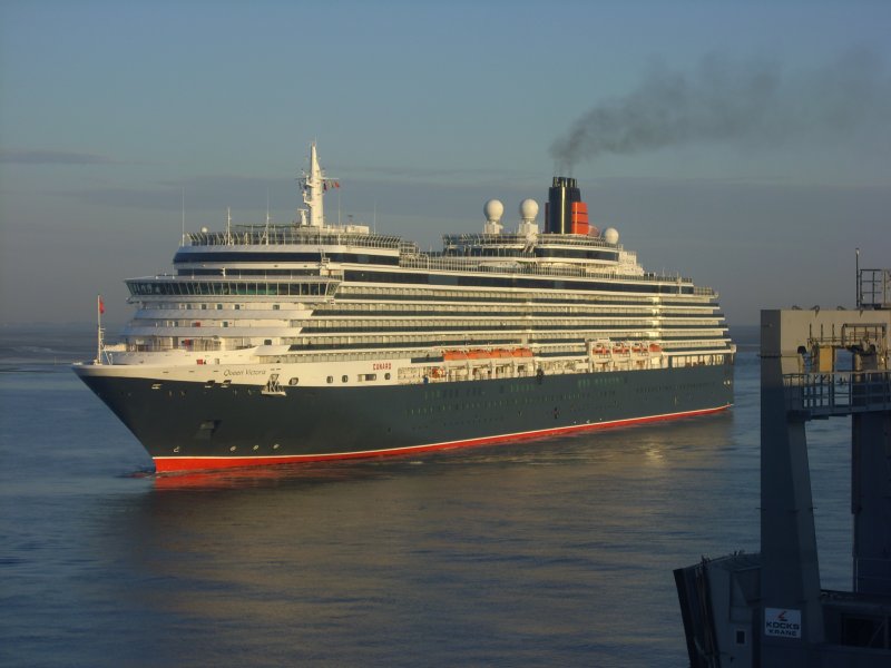 Queen Victoria an der Columbus-Kaje in Bremerhaven am 5. August 2009 um 7:00