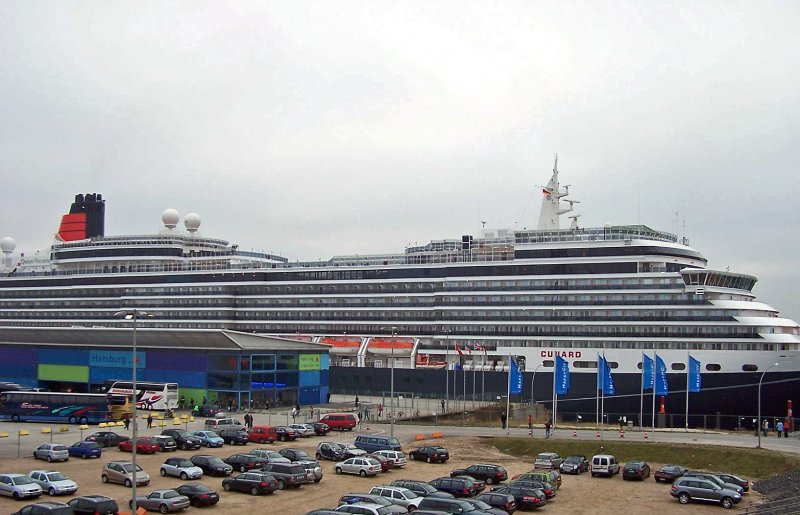  Queen Victoria  besuchte auf seiner Jungfernfahrt den Hamburger Hafen. Mit 90.000 Bruttoraumzahl (BRZ) ist der neue Luxusliner kleiner als die  Queen Mary 2  (rund 150.000 BRZ). Auf 294 Metern Lnge, 32 Metern Breite und gut 62 Metern Hhe vom Kiel bis zum Schornstein-Topp bietet sie 2014 Passagieren aber viel Luxus und Komfort. 