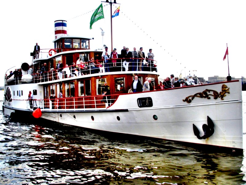 Raddampfer  Freya  beim 280. Hafengeburstag in Hamburg. 1905 in den Niederlanden gebaut Lg. 51m - Br.11,50m - Geschw. 8,5 Kn - 250 Personen.Ein Schiff mit einer bewegten Geschichte.