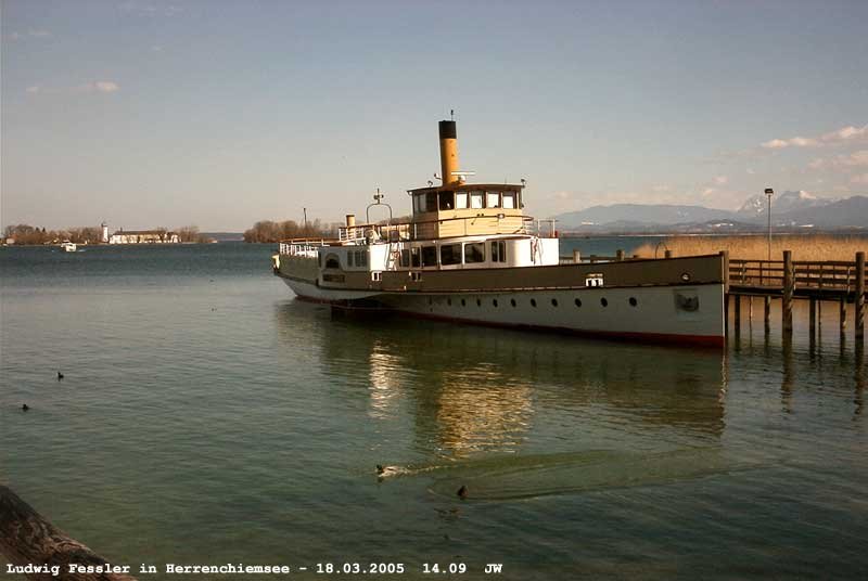 Raddampfer Ludwig Fessler liegt in Herrenchiemsee am Steg. Links im Hintergrunde liegt das Kloster Frauenchiemsee. 18. Mrz 2005 kHds