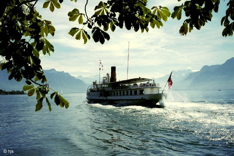 Raddampfer  Rhne  verlsst Vevey in Richtung Montreux (10. September 1995)