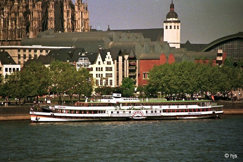 Raddampfer  Rdesheim  in Kln (15. Mai 1989). Nach ihrer Auerdienststellung 1983 lag die  Rdesheim  jahrelang als schwimmendes Restaurant an der Frankenwerft in Kln. Der Namenszug wurde gelscht, als eine neue  Rdesheim  in Dienst gestellt wurde.