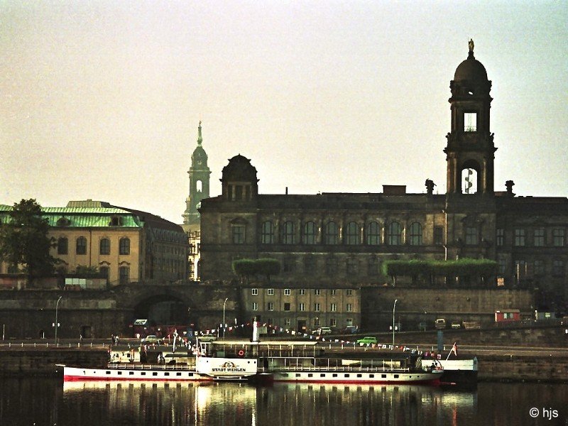 Raddampfer  Stadt Wehlen  am Terrassenufer in Dresden (August 1989)