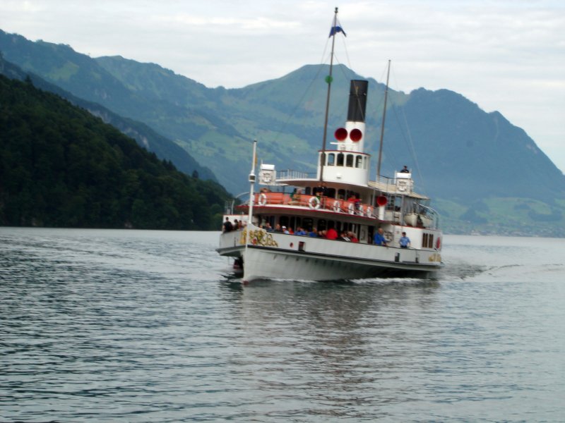 Raddampfschiff Uri kurz vor Brunnen