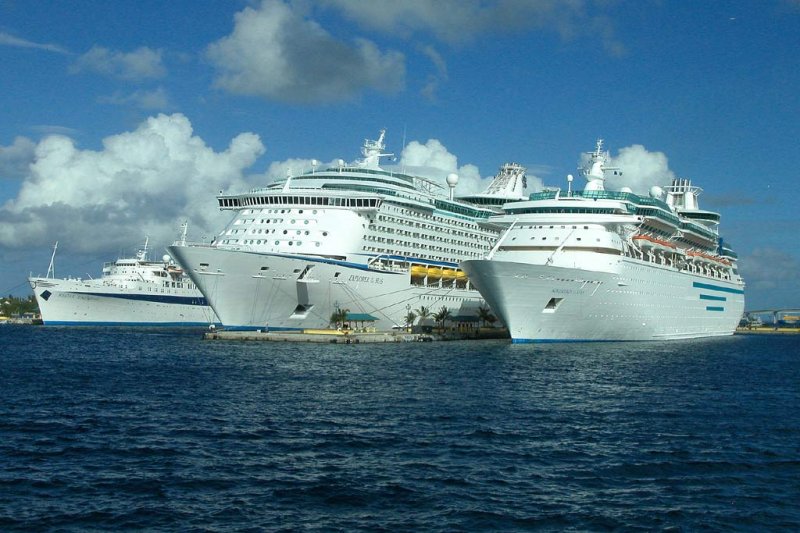 Regal Empress + Explorer of the Seas + Sovereign of the Seas
Aufnahme v. 23.10.2004
Nassau, Bahamas