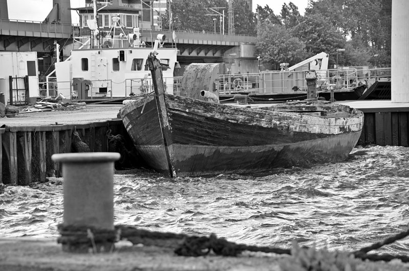 Reste eines Fischkutters aber noch schwimmfhig an der Leine auf dem Dnholm