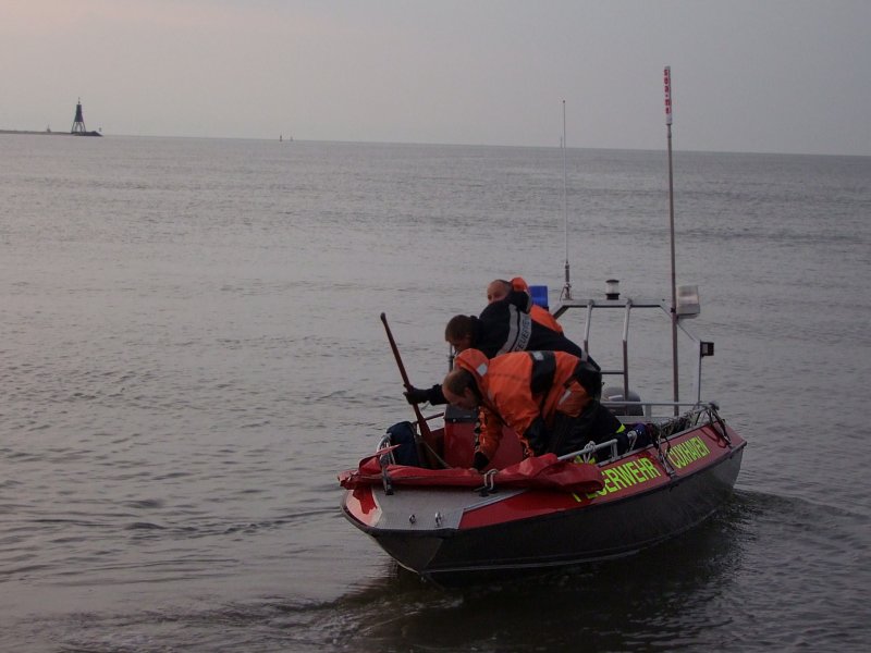 Rettungs-Boot der FF-Cuxhaven macht sich in den Abendstunden fr eine Einsatzfahrt bereit;090827