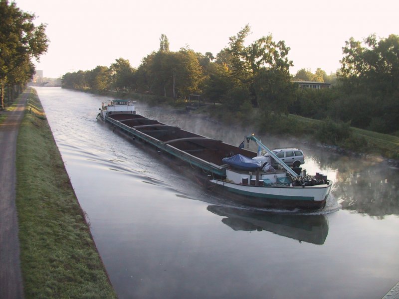 Rhein-Herne-Kanal am Morgen des 25.09.03: MS Dieu Donne kurz vor der Brcke Kanalstrae in Castrop-Rauxel Habinghorst. Im Hintergrund soeben noch zu erkennen: Der Hafen Habinghorst.