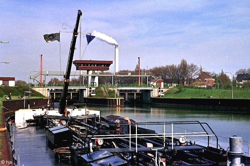 Rhein-Herne-Kanal. An der Schleuse Oberhausen (April 1989).