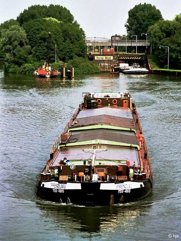 Rhein-Herne-Kanal. Motorschiff  Prenzlau  hat die Sdkammer der Schleuse Herne-West verlassen. Ihm folgt Motorschiff  Attach  (20. Juli 1989).